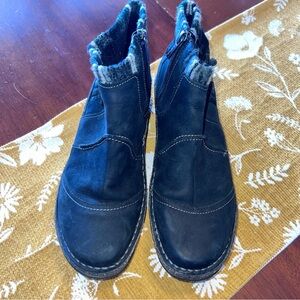 Aetrex Black Cammie Ankle Boots with Patterned Lining size 9.5